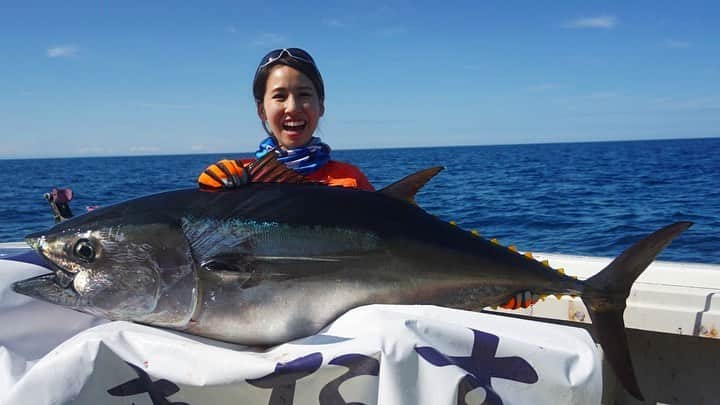 桒原えりかさんのインスタグラム写真 - (桒原えりかInstagram)「実は今年、 黒鮪🐟35kg❗️ やっちゃいました🤩 . . . 🎣Carpenter<Blue Chaser>84/26  PE:5号,リーダー:130lb 🐟 シマノ(SHIMANO) popqueen F160 リール🧵→shimano<stella14000> ⛴はまなす#bluefintuna  #carpenter #bluechaser #猛闘犬丸 #ルアーゲーム #トップゲーム  @shimanofishing_jp #stella 🕶#adidas #adidaseyewear #tycanepro @adidastokyo @adidasgolf #釣り女子 #青物 #fishing #saltwater #釣り#釣り好きな人と繋がりたい #鮪 #黒鮪 #popqween」8月30日 13時04分 - erica._.k89