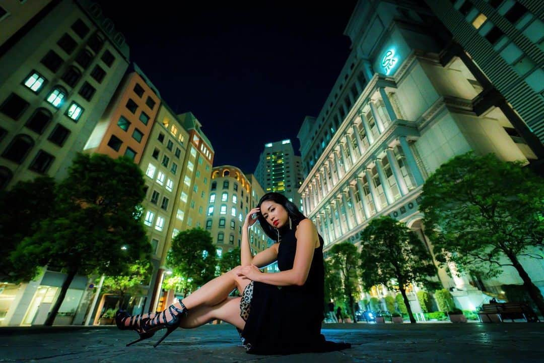 冨田七々海のインスタグラム：「Tokyo city lights🌃 汐留のイタリア街にて✨ ・ PC: @cinemachi_photo  Model: @nanamitomita ・ ・ ・ #model #photoshoot #photography #portrait #asiangirl #nightphoto #dress #missjapan #missecointernational #misscappasocia #撮影 #ポートレート #撮影モデル #モデル #ミスコン #ミスジャパン #ミスエコ #エコロジー #エコ #ミスカッパドキア  #汐留 #イタリア街 #イタリア街で撮影」