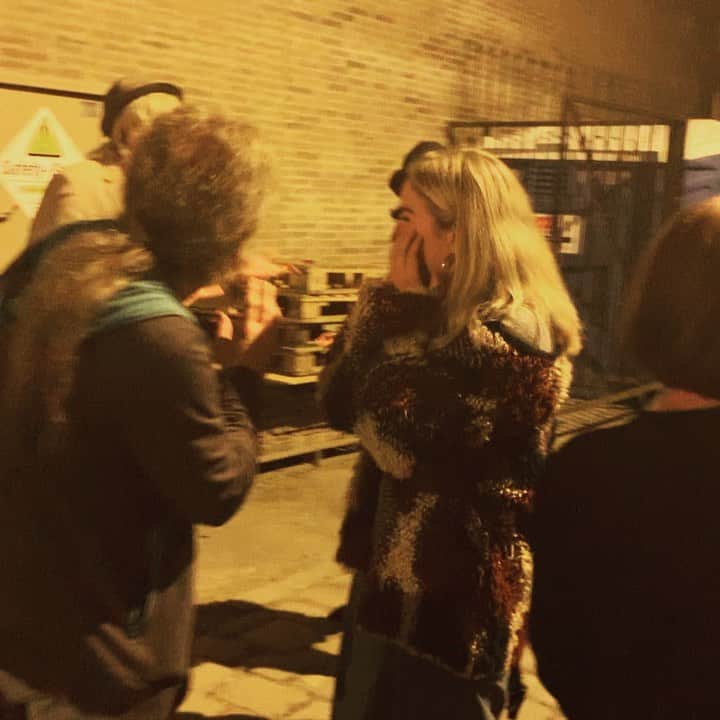 山川春奈のインスタグラム：「@chimpomart の展示イベントに出ていたイギリスのコメディアンのオジさんが凄く面白い人だった😂w  そして @chimpomart の事をキュレーションしていた @contactmcr の方々がとにかく陽気だし、自由だし、皆ノリが良くて最高でした😂  @chimpomart メンバーも皆と仲良くなってたし、街の人からも声をかけられていた😊  写真の最後のパンダのかぶり物オバさんは個人的にお気に入り✨  とにかく楽しかったマンチェスター🇬🇧どうもありがとう❤️」