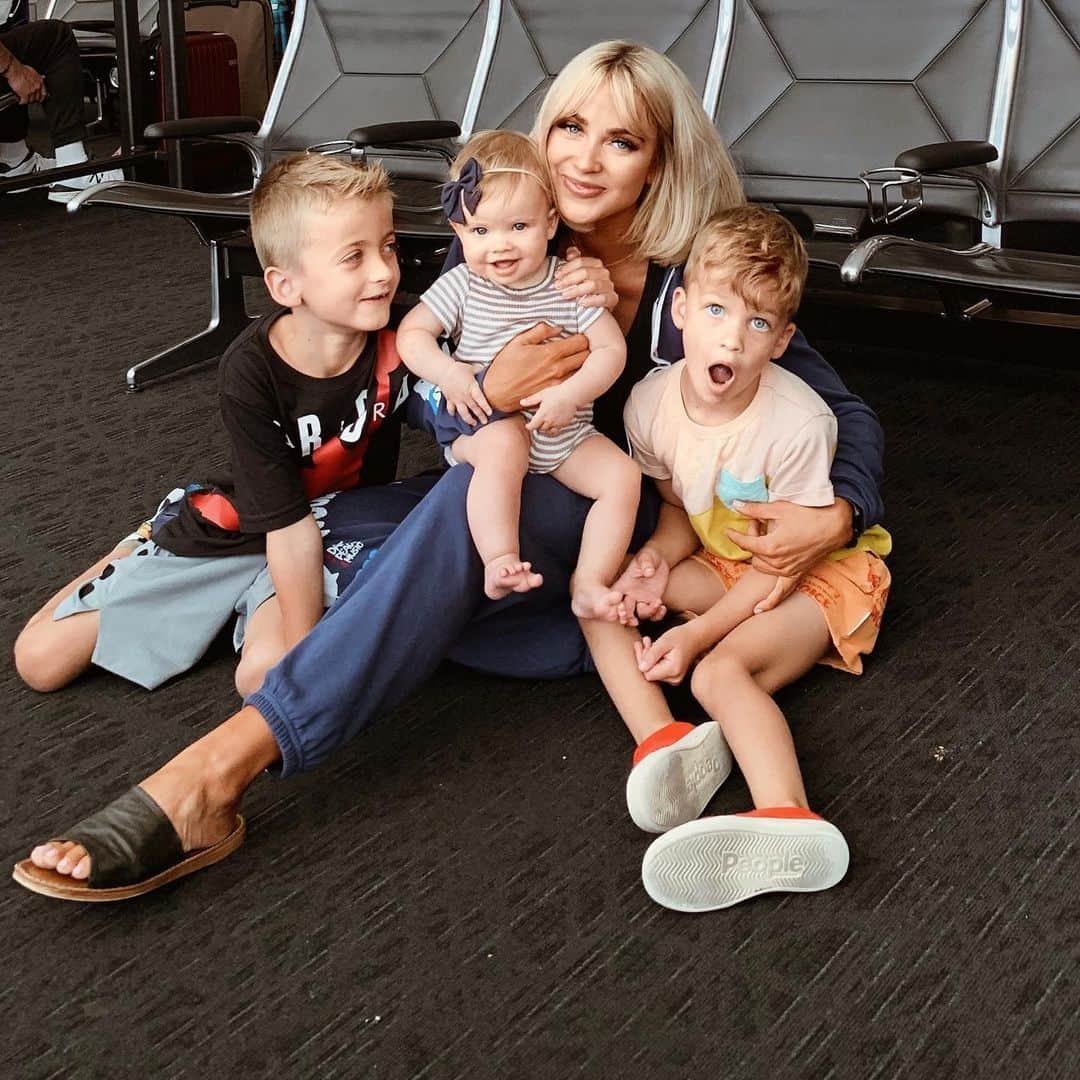Cara Van Brocklinさんのインスタグラム写真 - (Cara Van BrocklinInstagram)「After a LOOONNGGG day of travel and Echo only sleeping 1 of the 12 hours we finally made it to Hawaii!! Our favorite family trip and we couldn’t be more excited!」8月30日 13時21分 - caraloren