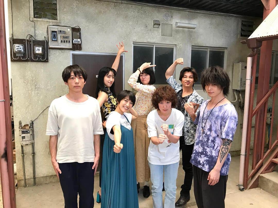 のインスタグラム：「あと１０時間後には #お暇メンバー に会える！！ 今夜10時です！  #凪のお暇 #miwa さん #現場に遊びにきてくれました！ #みんな大興奮 #リブート #歌いながら #第7話見よう #黒木華 #高橋一生 #中村倫也 #市川実日子 #中田クルミ #武田真治」