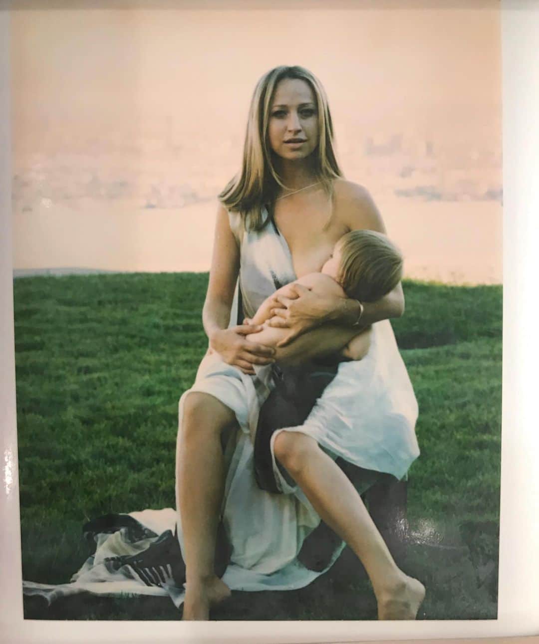 アマンダ・デ・カディネットさんのインスタグラム写真 - (アマンダ・デ・カディネットInstagram)「I’ve been going through all my photos and finding treasures like this one of @jenmeyerjewelry breastfeeding Ruby when she was a baby . #TBT to when you could still buy 4 x 5 Polaroid film .#girlgaze」8月30日 13時42分 - amandadecadenet