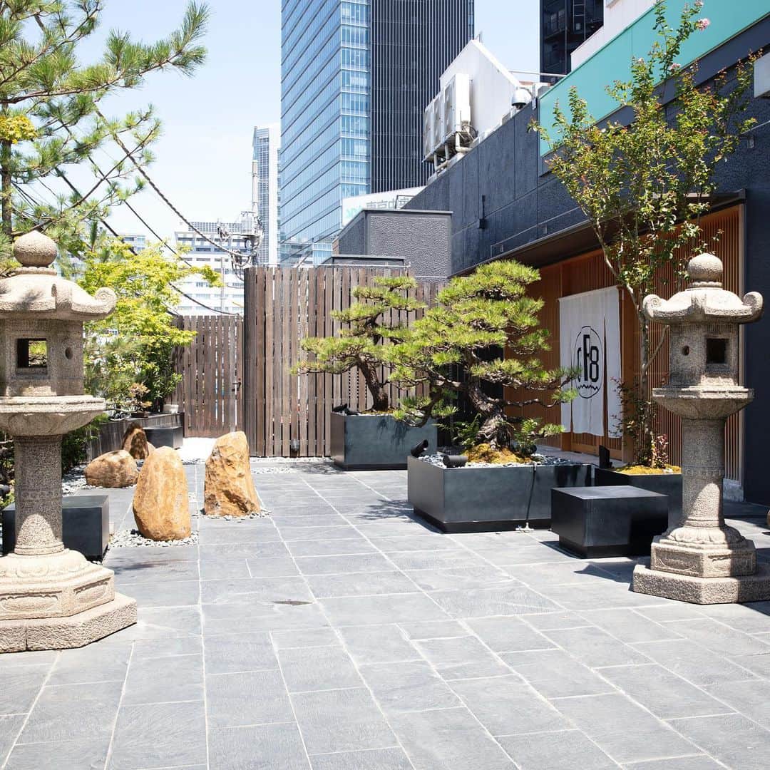 のインスタグラム：「源氏山テラス /2.5F . 【🍊LIKE SPOT🍋】 ラフォーレ原宿の裏玄関にある小庭園。その昔の地名にちなんで名付けられた源氏山テラスで日本の文化を満喫🗻 . #LAFORETSTYLE #LIKESPOT #photogenic #instalike #instagood #terrace #tokyo #laforet #harajuku #laforetharajuku #フォトジェニック #映えスポット #映え壁 #映え空間 #源氏山 #テラス #日本庭園 #日本の歴史 #東京 #ラフォーレ #原宿 #ラフォーレ原宿 #도쿄여행 #인스타빨」