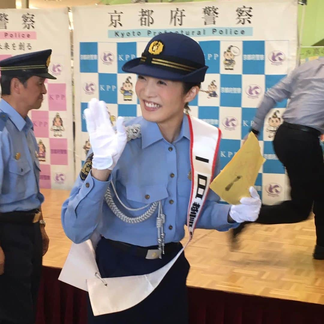 純矢ちとせさんのインスタグラム写真 - (純矢ちとせInstagram)「. 昨日、京都府木津警察署の1日警察署長を務めさせて頂きました。 日々起こる事件や事故に心を痛めておりましたが、今回の啓発活動で少しでも皆様のお役に立つことができたなら幸せに思っております。  京都府警察音楽隊の皆様と、京都廣学館高校吹奏楽部の皆様の素晴らしい演奏に合わせて、歌も歌わせて頂き、本当に貴重な経験をさせていただきました！  イベントには想像以上にたくさんの皆様にお越し頂き…皆様のお顔を拝見してグッと込み上げてしまいました！ ご一緒にお写真を撮ったり、お話したり、握手もさせていただき本当に幸せな時間でした。 これからも皆さまにお会いできることを心より楽しみにしております。 木津警察署の皆様、そして、お越しくださいました皆様、 本当に本当にありがとうございました！ . . . #一日木津警察署長 #京都廣学館高校吹奏楽部 #京都府警察音楽隊 #詐欺には気をつけて！」8月30日 13時36分 - junya_chitose_official