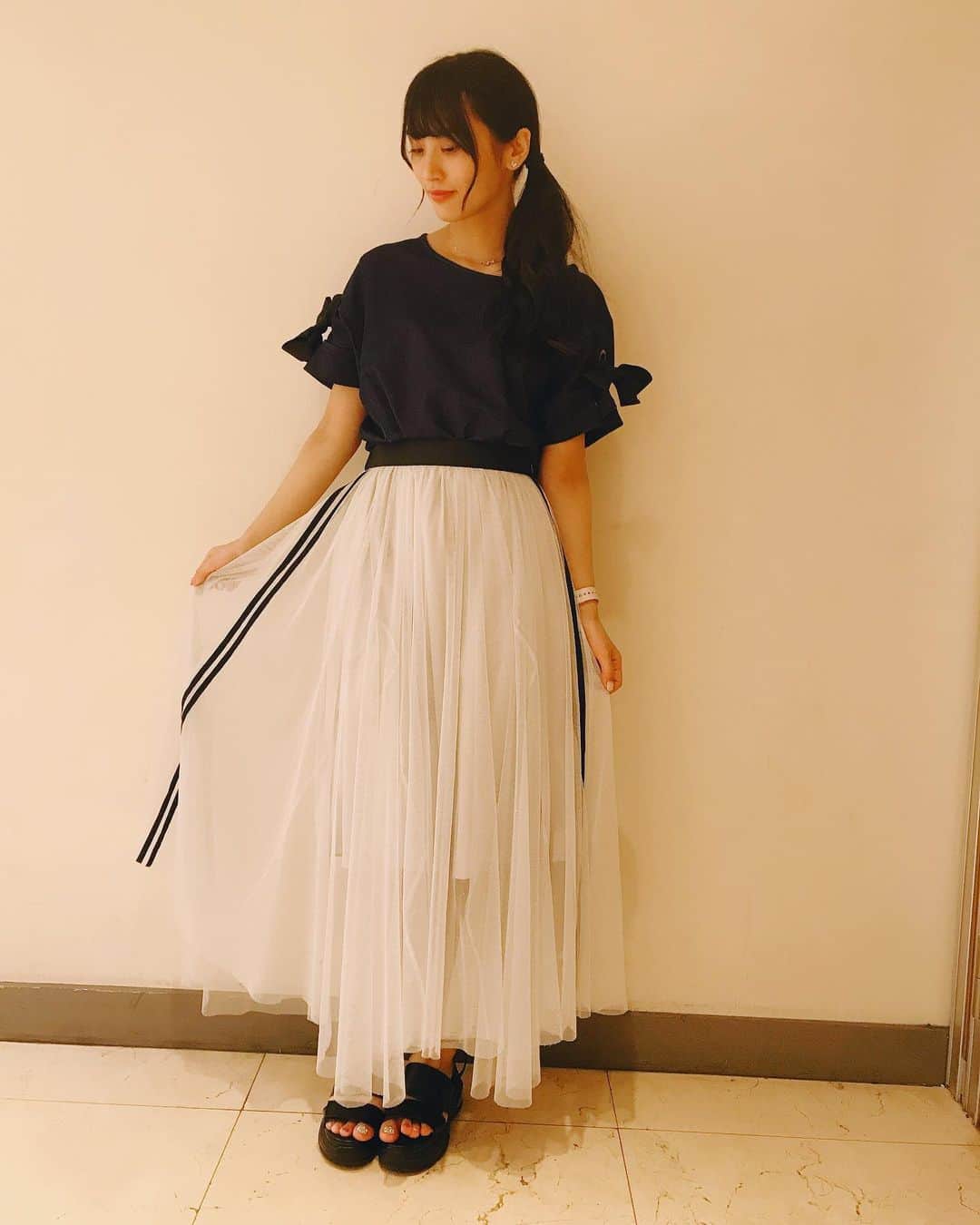 根岸愛のインスタグラム：「コントLIVEの時の私服 tops👚MERCURYDUO bottoms👗snidel スカートの横のラインが好き #fashion #tsirt #skirt #MERCURYDUO #snidel #ねぎしふく #ねぎ私服」