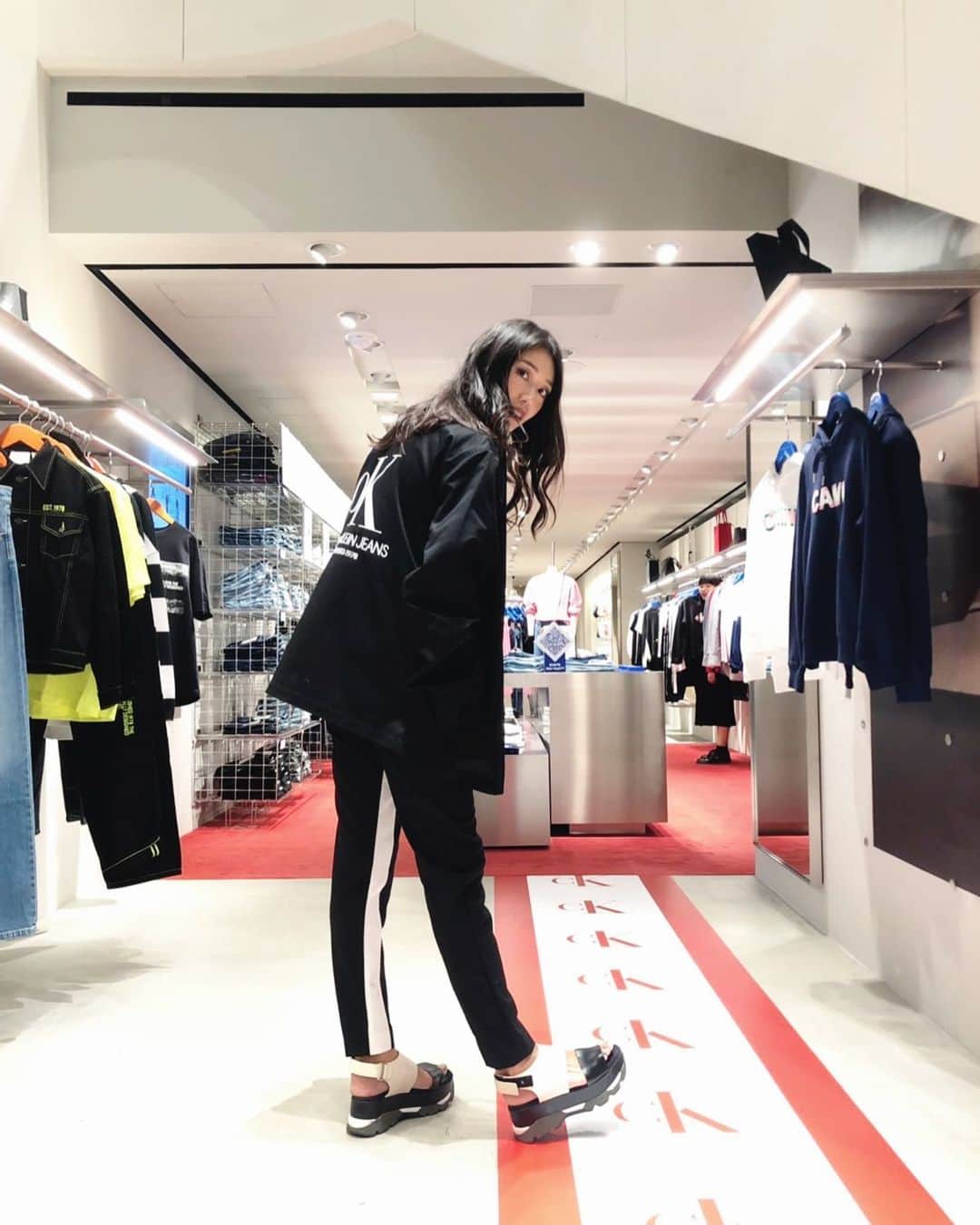 のインスタグラム：「【Calvin Klein】  #mycalvins #マイカルバンズカスタム #マイカルバンズパーティー #calvinklein #party #カルバンクライン #photography #photograph #followme #streetfashion #ストリートファッション  ラフシモンズ退任後のカルバンクラインのデザイナーって、まだ決まってないよね？ どうなるんだろー。。。 わたしは、このブランドが好きと言うより、このデザイナーが好きだから、このブランドが好きになることが、ほとんどで、要は、デザイナーを追っかけるタイプ。  ドナテラになってから、ヴェルサーチか気になったり、マリアグラツィアキウリが手がけるディオールが好きだったり。  作品は見てて楽しい^_^」