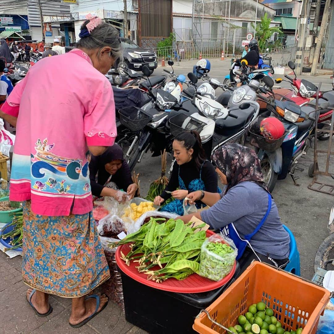 Amata Chittaseneeさんのインスタグラム写真 - (Amata ChittaseneeInstagram)「Received so many smiles today 😍😍😍😍😍😍😍😍 and so many weird fruits and veg in the fresh market too! Fun!! :) #narathiwat #pearypieamazingthailand」8月30日 13時48分 - pearypie