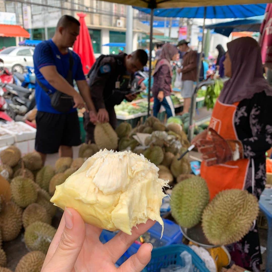 Amata Chittaseneeさんのインスタグラム写真 - (Amata ChittaseneeInstagram)「Received so many smiles today 😍😍😍😍😍😍😍😍 and so many weird fruits and veg in the fresh market too! Fun!! :) #narathiwat #pearypieamazingthailand」8月30日 13時48分 - pearypie