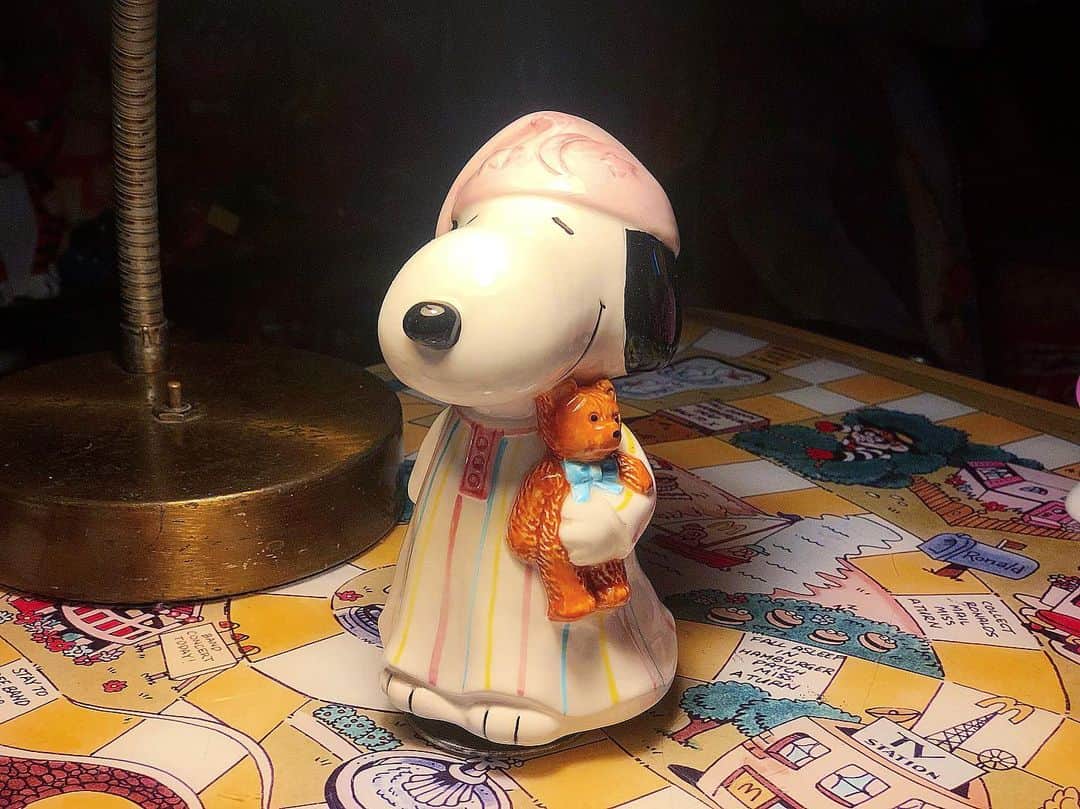 大川知英のインスタグラム：「85's PEANUTS  Schmid Music Box  Snoopy  Dressed Nightshirt 👨🏽‍✈️ 星や月🌙天体や宇宙が好きなんだな🚬 #peanuts #shmid#musicbox#snoopy  #nighpshirt#オルゴール#天体宇宙好き #陶器#85s#amecajiboys #takatsubase #アメトイ部」