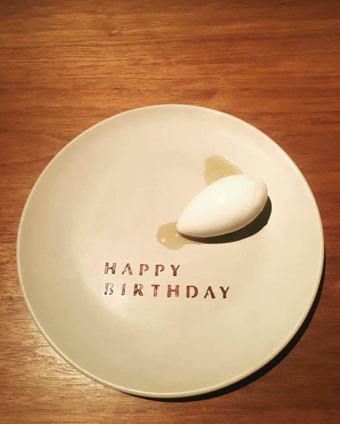 azumiのインスタグラム：「皆さま、昨日はたくさんのバースデーメッセージをありがとうございました。毎年言ってますがマイケルジャクソンとおな誕。他にもダイナワシントンやチャーリーパーカー、八代亜紀さんYOUさんヨン様、と完全に誕生日負けしていますが、これからも誕生日に恥じぬよう邁進していきます！明日は9年ぶりのワイヨリカ大阪ライブです！待ってるよー！ #アイスに日本酒 #wyolica #ワイヨリカ #MJ」