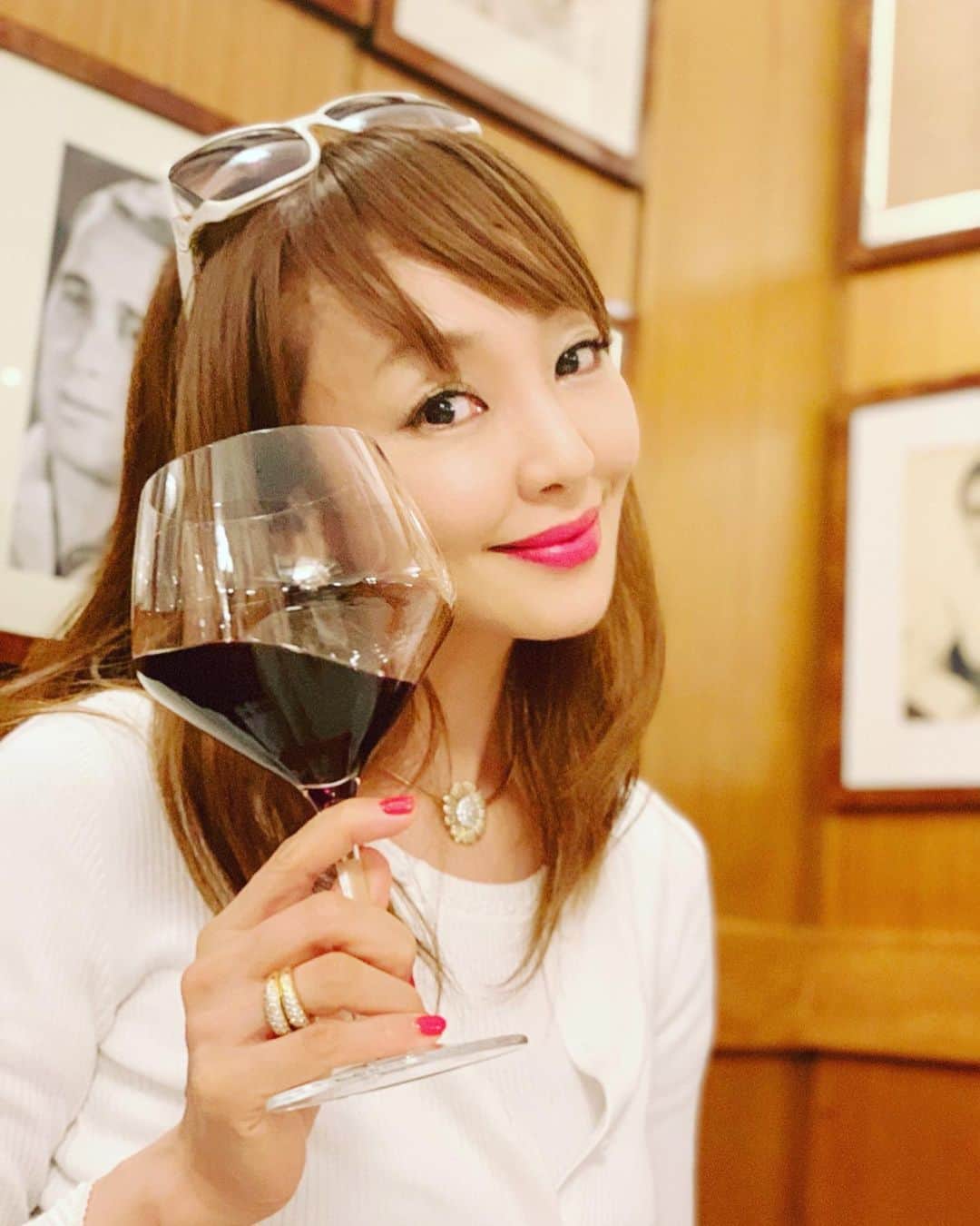 のインスタグラム：「ローマにてイタリア最後の夜は、今回の演奏旅行をサポートして下さった方々💕とプライベート打ち上げディナー🍽 10日間ずっと一緒に旅してきたので少し寂しさもありながら大好きな赤ワインを存分に楽しみました☺️ 本日8月30日（金）17:00〜17:59生放送 MXTV「5時に夢中！」に生出演致します🤗 お時間許す方💕は是非ご覧下さいませ☺️ #ローマ#イタリア#赤ワイン#サッシカイヤ#sassicaia#wine#イタリアワイン#italianwine#神田うの#unokanda」