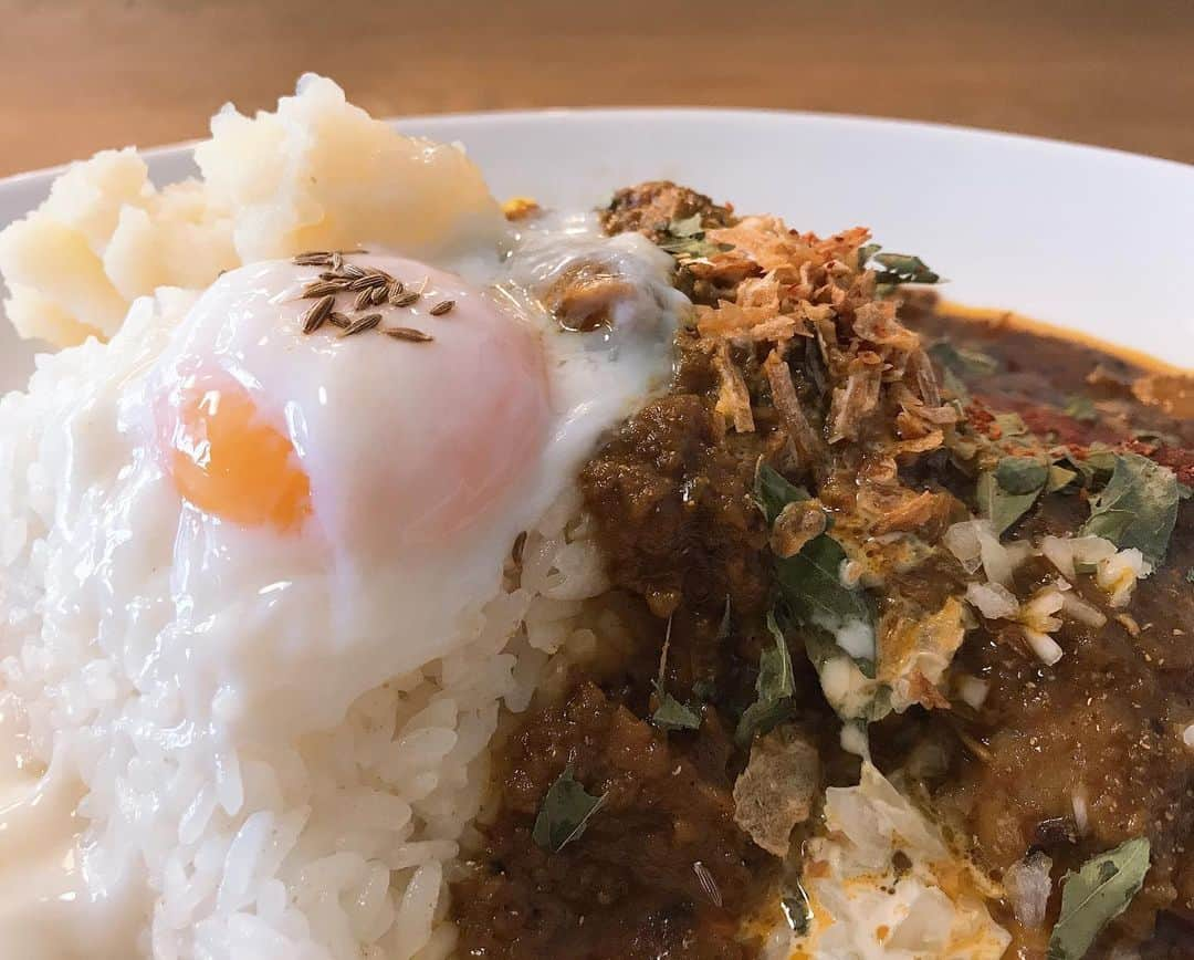 金子エミさんのインスタグラム写真 - (金子エミInstagram)「スゴイ行列が出来るカレー屋さん🍛しかも昼間しかやっていない。。 #LAND #目黒グルメ やっと食べれる！😋😋 🙌🍛 うまっ！ これは並んでも食べる美味さだ納得。」8月30日 14時12分 - emikaneko1114