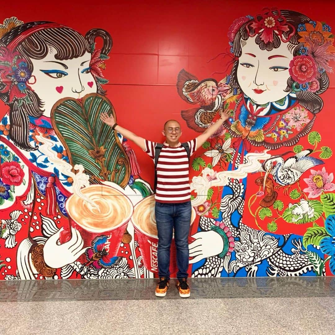 ベンチャーリパブリックのインスタグラム：「スタッフの旅をご紹介をします♪ ・旅行休暇（7営業日）を取得 ・グループ：Design  Creation * ✈︎・✈︎・✈︎・✈︎・✈︎・✈︎・✈︎ ・✈︎・✈︎ ・✈︎・✈︎ 旅行休暇で微笑みの国に戻ってきました。 里帰りのようですが、自分でも行ったことがないところを辿りました。  まずは、今年7月オープンしたばかりの新しいMRT駅へ。ただ普通の駅でなく、 内装も駅の周りとマッチングしてタイ人でもワクワクでローカル観光地になりました。 お勧めの駅は、チャイナタウン近くの「ワットマンコン駅」と旧王宮を反映された「サナームチャイ駅」です。  それから、バンコクから車で1時間ぐらい離れたナコーンパトムへ。 そこには外国人があまり知らない立派な観光地が2ヶ所あります。 ラーマ6世が建立した「サナームチャン宮殿」と世界一高い仏塔「プラ・パトムチェーディー」です。 都会から少し離れただけなのに、賑やか過ぎず、緑が多くて心地良い所なのでとってもお勧めです。  さらに、暑い国のイメージですが、東京の夏と比べると全然涼しいです！ バンコク内の渋滞はハンパないですが、、料理も美味しければ買い物も安くて、LCCなら往復で3万円ぐらいでも行けるタイは、タイ人でも行ったことがない面白いところが沢山ありますので、ぜひ行ってみていい思い出を作ってください😄 * * ✈︎・✈︎・✈︎・✈︎・✈︎・✈︎・✈︎ ・✈︎・✈︎ ・✈︎・✈︎ ※旅行休暇のルールは、旅行先に7営業日連続でいること。土日を含めると最短でも9日間の旅です。 -- #ベンチャーリパブリック #西麻布 #バケーション #旅行休暇 #7日間の旅 #旅行 #タイ#ワットマンコン駅 #venturerepublic #linetraveljp #travel #nishiazabu # thailand #whatmangkon #vacation #linetravel  #linetraveljp」