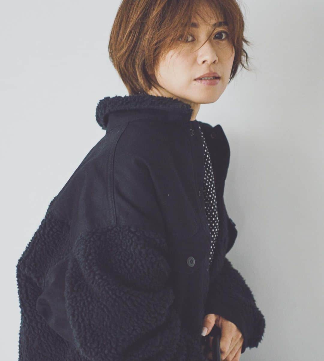のインスタグラム：「今日の撮影は @mimollet ×@levis_japan 👖 photographer  鈴木新 stylist 斉藤美恵 hairmake @yukakomorino  9月中旬から配信です。」