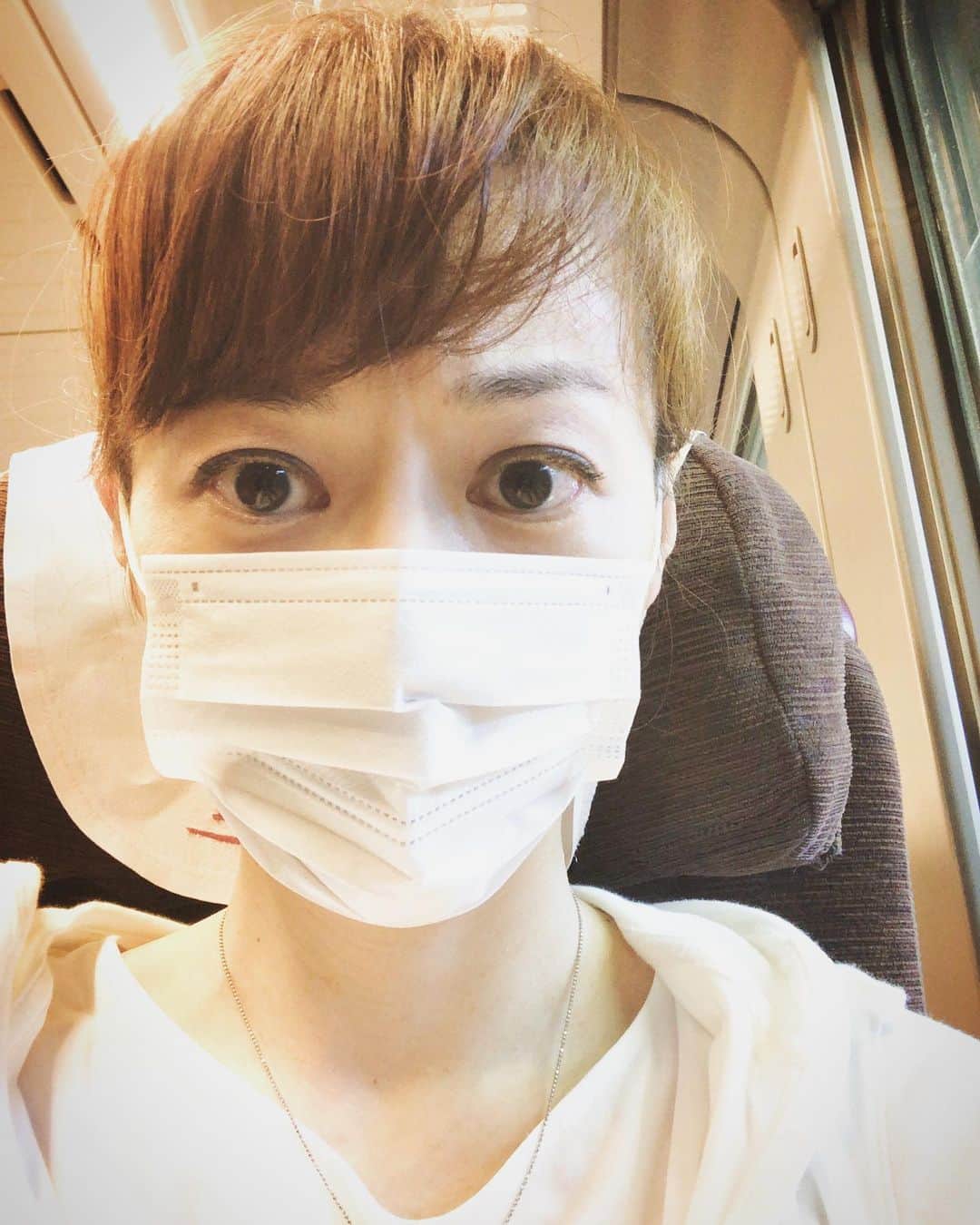 のインスタグラム：「今日から旭川入りです🚅 明日(8/31土)は安全地帯、玉置浩二さんをこよなく愛する仲間が東京からも集結する音楽イベント『なまら安玉音楽会』に出演します！先程🌸SOLD OUT🌸との連絡を頂きました♪ . 明日は、北広アキのバックはNOCTY BROS.(Guitar:山口俊男　Guitar:宍戸幹雄　key:下山浩　Cajon:太田雅裕　Percussion:佐竹加津美)さんに演奏して頂きます♪ オリジナル、カバーと歌わせて頂きます😊 今夜は旭川でリハーサル♪ その後は、打ち合わせという名の前夜祭になる事でしょう🍻(笑) . 写真１枚目は、移動の列車の中でこっそり自撮り♪ 風邪でもなく、変装でもなく、単なる予防です😷(笑) . 写真２枚目は、明日のイベントの詳細です！ もし明日、予約を入れてなく行く予定だった方は、北広アキまでメッセージを頂ければと思います。特に遠方の方！いつもサプライズで遠方から来てくれるお客さんがいるので、入れなかったら申し訳ないので😭、メッセージ頂ければなんとかしたいと思います😉(笑) . #なまら安玉音楽会 #旭川 #グット楽 #北広アキ」
