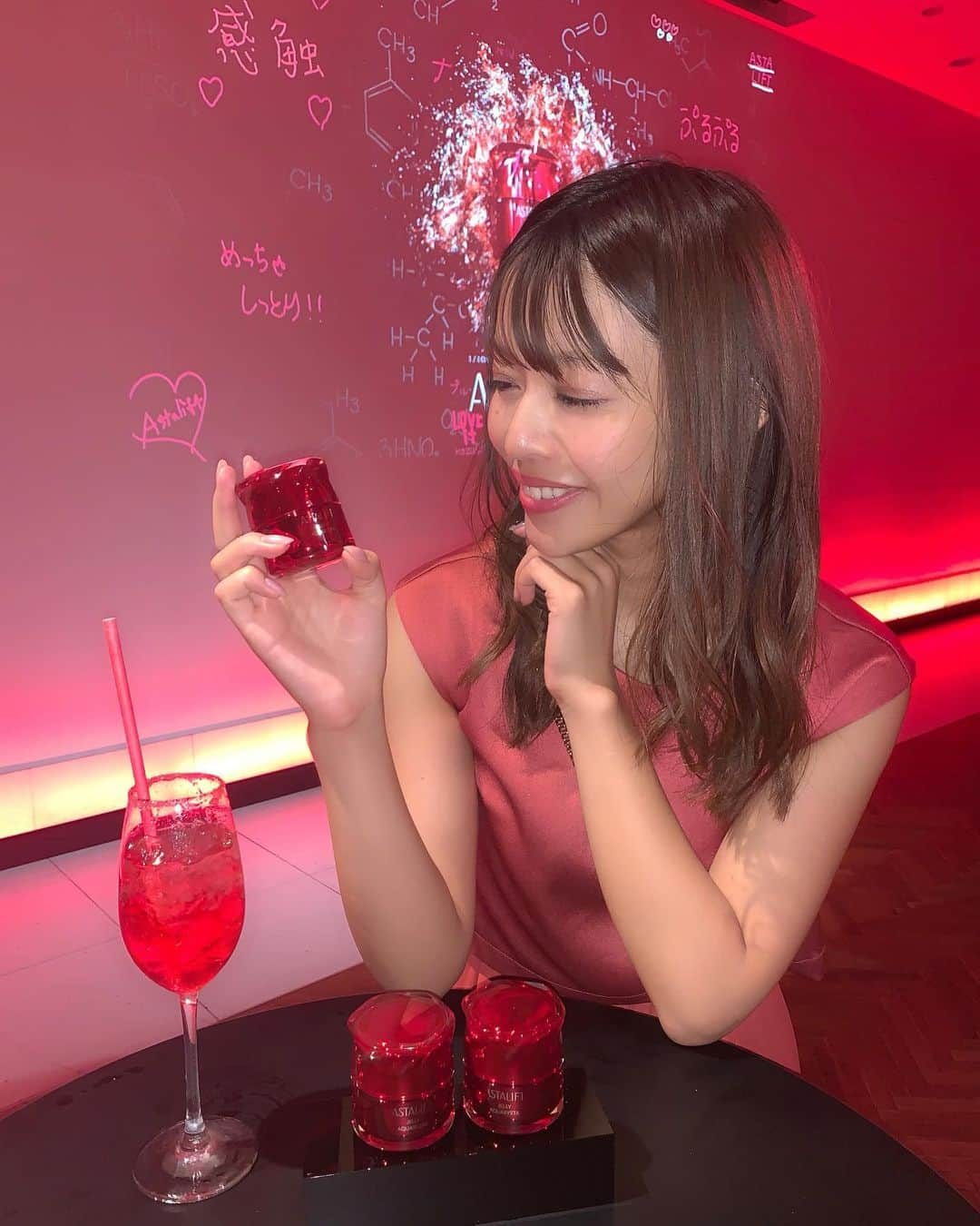 石倉侑芽さんのインスタグラム写真 - (石倉侑芽Instagram)「ASTALIFT JELLY AQUARYSTA LAUNCH PARTY🍸💓 招待していただきお邪魔してきました✨ . 世界最小 ヒト型ナノセラミド を配合した美容液。 洗顔後、化粧水前に使うスキンケアベース🌙 ジェリー状の美容液なので パール粒大くらいの量でしっかり馴染みました♫ . 昨日に引き続き @marika_kajiwara ちゃんと♡ ありがとうー☺️💘 . #astaliftlab#ASTALIFT#アスタリフト#アスタリフトラボ#FUJIFILM#富士フィルム#虎ノ門ヒルズ#9月1日発売  #土台美容液#美容液#スキンケア#化粧品#beauty#新作発表会」8月30日 14時40分 - yume8115