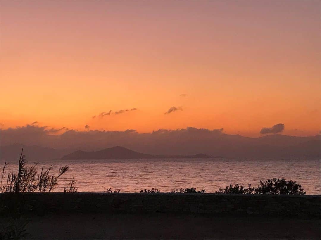 アレクシマビーユのインスタグラム：「Early morning or late night #parosisland #paros @alexismabille @cyrilvergniol @moonaranong #lastday #partyboy #alexismabille #sunrise #beauty #moment #colors #shadesofpink #afterparty #party #friends #frienship」
