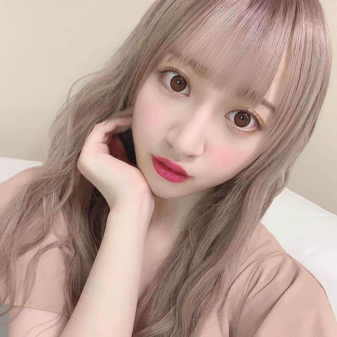 さぁやさんのインスタグラム写真 - (さぁやInstagram)「ヘアメイクの ゆずちゃん @yuzuko_makeup  プロデュースのリップ @likey_beauty_  もらいましたっ🎁かわいいい😍 私のお気に入りはー！ 03のスモーキープラム❤️ . フォトブックのときも 今度出るカラコンのメイクも ゆずちゃんにしてもらったの🥺 いつもありがとうございます！ たくさん使います✨✨」8月30日 14時55分 - saaya831