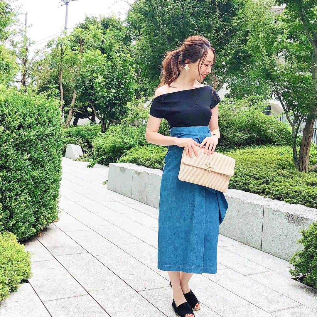 磯部奈央さんのインスタグラム写真 - (磯部奈央Instagram)「Coordinate☺︎❤︎ . 今日は雨も降っていたので、久しぶりにまとめ髪にしました☺️ . アシンメトリーのワンショルダートップスは、伸縮性があって着心地良く、お気に入り♡ . . #tops ...#fifth #skirt ...#gracecontinental  #bag …楽天で購入 #shoes …#toms. . . #coordinate #style #ootd #instagood #instafashion #fifthtl #フィフス  #fifthコーデ #プチプラコーデ #プチプラ #コーデ #シンプルコーデ #ファッション #コーディネート #平均身長コーデ  #カジュアル #バッグ #スカートコーデ #fashion #outfit #スリットワンショルダーニット  @fifth_store ←今30%OFFクーポン出てました✨」8月30日 15時05分 - nao_isobe729