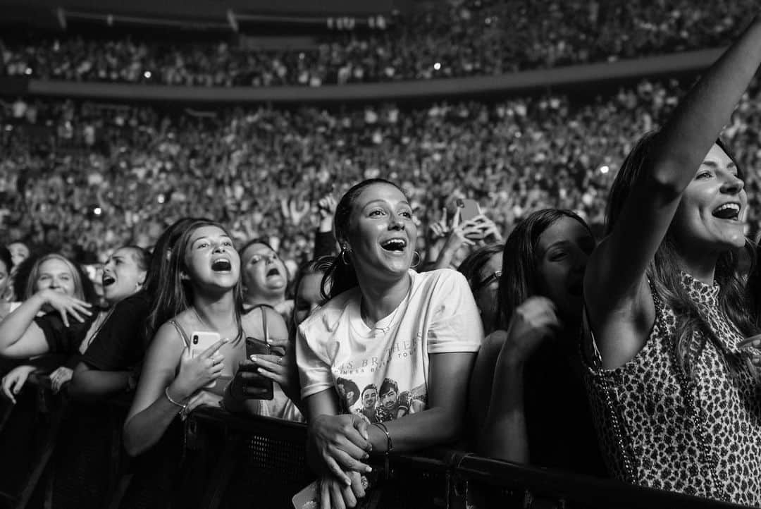 ジョー・ジョナスさんのインスタグラム写真 - (ジョー・ジョナスInstagram)「❤️❤️❤️ #happinessbeginstour」8月30日 15時27分 - joejonas