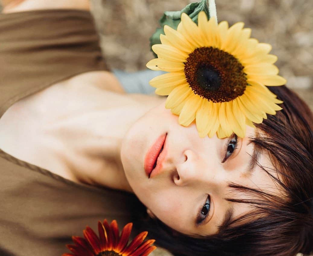 のインスタグラム：「. . この間ね、ライオンキング観に行ったんだけど . 【ハクナマタタ】 「過去は変えられないけど、未来は変えられるだろう」って 言葉がすごく良かった👏🏻さすがディズニー🦁✨ . 🌻 Photo by @ryography_713 . . #pic#beauty#photo#portrait#summer#sunflower#model#写真#ビューティー#ポトレ#被写体#笛木陽子#一眼レフ#夏#ひまわり#オレンジメイク#ショート#8月も終わりだね#アウトドアな夏でした#thanks#0830」