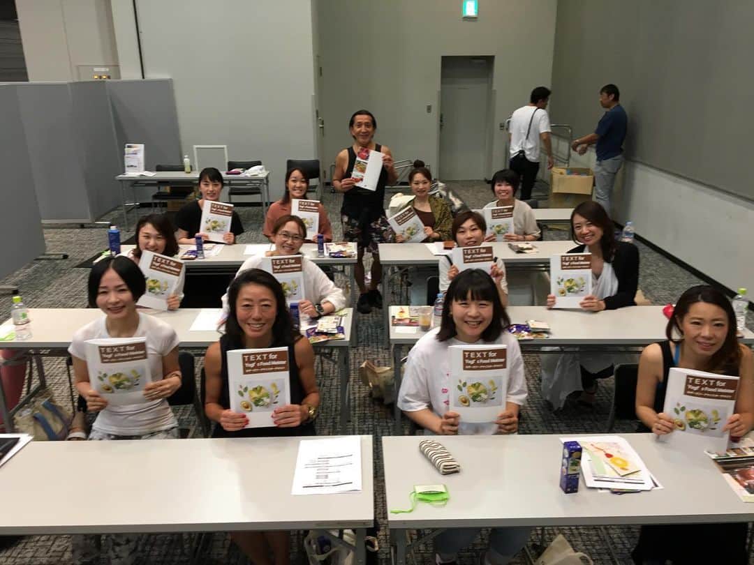 Ken Harakumaさんのインスタグラム写真 - (Ken HarakumaInstagram)「「YOGA JAPAN 2019 TOKYO SUMMER SESSION 」この夏も盛り上がりました！ 初のラジヨガ体操指導者講座や、音と映像のリアル&バーチャルヨガの融合で異次元的スピリチュアル体験クラス、アーユルヴェーダ講座、ヨギーズフードマイスターの食とヨガ、フィジカルトレー二ングはフルボディ ゴムバンドトレーニングなど、他のヨガイベントでは体験出来ない新しヨガの世界が盛りだくさん広がっています！ 次回をお楽しみに！ @yogajapan.jp  @emi_renata  @angelamakivernon  @wakanozawa  @rinauchiyama_official  @ricoikeda_official  @matsumoto_rio1022  @international_yoga_center  #yoga ＃yogajapan#ヨガジャパン2019 #ケンハラクマ #ヨガ #瞑想」8月30日 15時22分 - kenharakuma