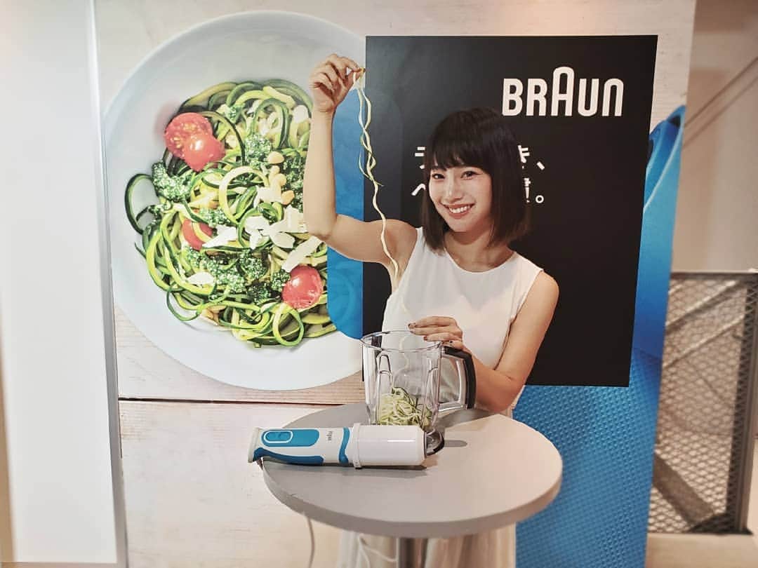 のインスタグラム：「🥒 . めちゃめちゃ欲しい調理家電に出会いました💞 . 先日、ブラウンさんの新商品体験会へ。 . ブラウンさんのハンドブレンダーは 私も昔から愛用している 便利な調理家電なんだけど、 今回の新作 ",ブラウン マルチチクイック 5  ヴァリオ フィット ハンドブレンダー" はスムージーは勿論のこと、 なんと野菜だけで出来た グルテンフリーのベジヌードルが作れるの🔥 . 実際に作ってみると 本当に簡単すぎるし野菜がクルクルと、 ベジヌードルになっていくのが楽しい‪‪❤︎‬ . 坦々麺、ビーツのポタージュ、 生ハムとキウイのサラダ、 サーモンとトマトのクリームパスタ、 ベーコンときのこの味噌クリームベジパスタ、 キウイとアボカドの美肌スムージー、 野菜チップス等実際に作られた料理を 試食したんだけれど どれもとっても美味しい😳 (特に大根麺をチンして絶妙な食感だった坦々麺😍) 野菜だけの麺なのに食感が楽しくて 結構お腹がいっぱいになったので、 野菜不足解消だけでなく 美味しく楽しく痩せそう✨ . ３タイプ（極細・細・太）の 野菜ヌードルが作れるので 食感も飽きがこず、バリエーションも 豊富に毎日のご飯が作れるね😆 . . . #promotion #ブラウン #MQ5VFit #ベジヌードル #ラクできベジ習慣」