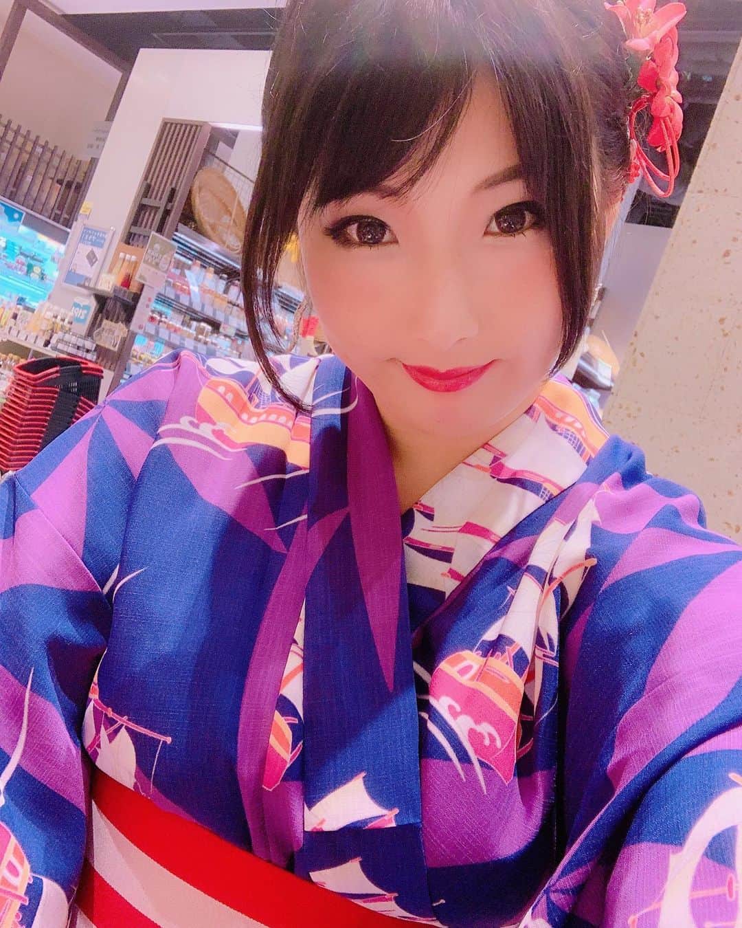 のインスタグラム：「今年の目標はTwitterのフォロワーさん5万人なのに全然手が届かない！🤨🤨🤨 せくしーな写真を載せまくれば助平なアカウントさんからのフォローが増えると思いますけど、それはちょっと違うと思うのですよ…😂 そういう写真にはすごくイイネがつくのに普通の写真にはアレ…？というのも悲しいので… 自分もですし、はたから見てても… Twitterはシビアな世界です😨 #wrestler#wrestling#me#joshi#japanesegirl#prowrestling#prowrestler#asiangirl#kimono#yukata#selfie#luchadora#womenswrestler#セルフィー#プロレスラー#女子プロレス#プロレスラー#女子プロレスラー#私#わたし#浴衣#自撮り#29歳」