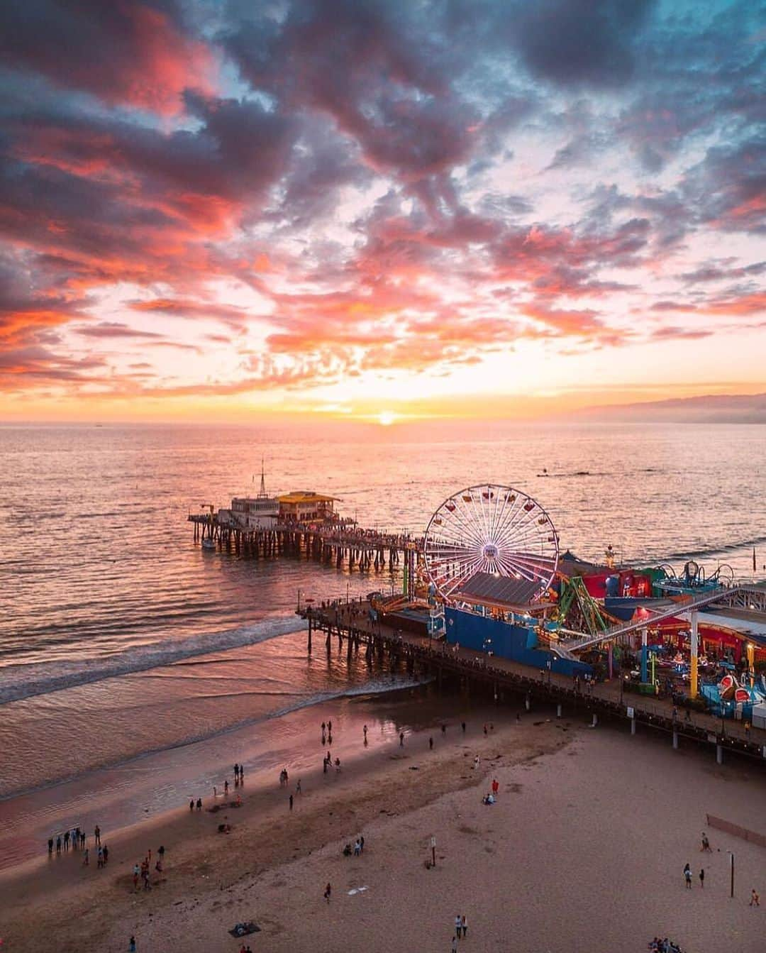 Blonde Saladさんのインスタグラム写真 - (Blonde SaladInstagram)「🌅SUNSET LOVER...for real🌅 #theblondesalad #sunset #santamonicapier #losangeles #summer」8月31日 2時28分 - theblondesalad