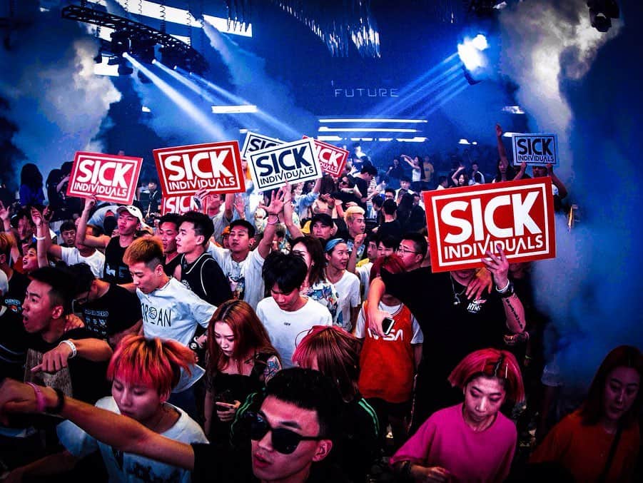 SICK INDIVIDUALSさんのインスタグラム写真 - (SICK INDIVIDUALSInstagram)「CHEERS to the weekend !🎉😁 What’s your favorite poison? #goodlife #weekendvibes 😁」8月31日 1時04分 - sickindividuals