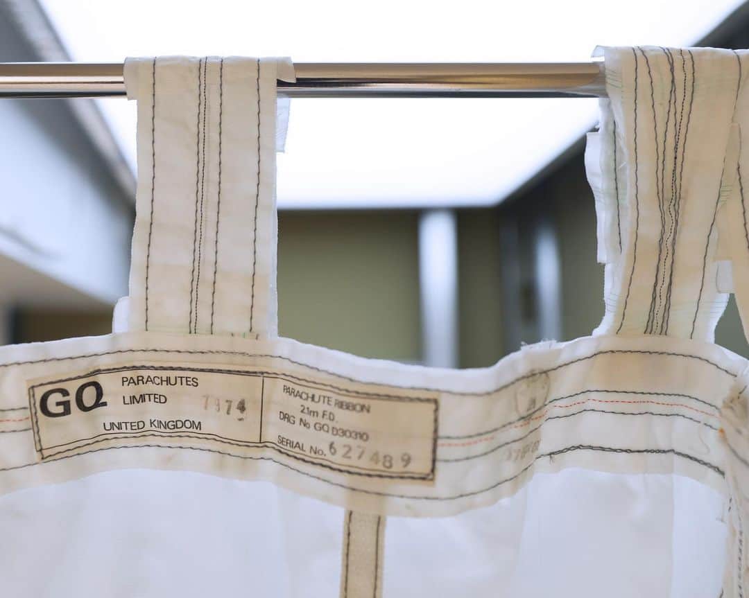 クリストファーレイバーンさんのインスタグラム写真 - (クリストファーレイバーンInstagram)「Details in-store including original parachutes RÆMADE into curtains for our changing room 👀♻️ -⁠ #RAEBURN #RemadeInEngland」8月31日 0時57分 - raeburn_design