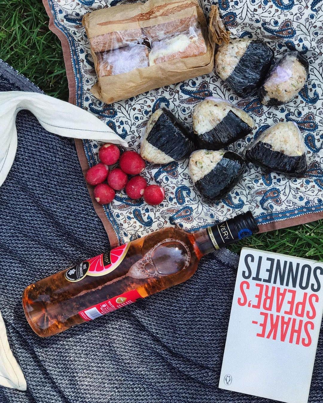 倉岡晋也のインスタグラム：「Easy ✔︎ Picnic mood Just bring it home staff Almost last night’s meals leftover Japanese rice ball mixed oiled sardines and ginger with soy sauce It’s gonna be delicious!!!! パリ戻りましたとさ ふらっと思いつきでピクニックに出かける… 前日に飲みきれなかったフルーツワイン 朝食の残りのバゲットでタマゴサンド 忘れちゃならないおにぎりさんは、オイルサーディンに生姜と醤油に海苔で！ あと、サラダの余りのラディッシュ トルコで買ったタオル敷いて読書したり ただ頭空っぽににしたり ビーサンでふらっと、特別じゃなくて良いよね #ピクニック #おにぎり #shinyakuraokacooking」