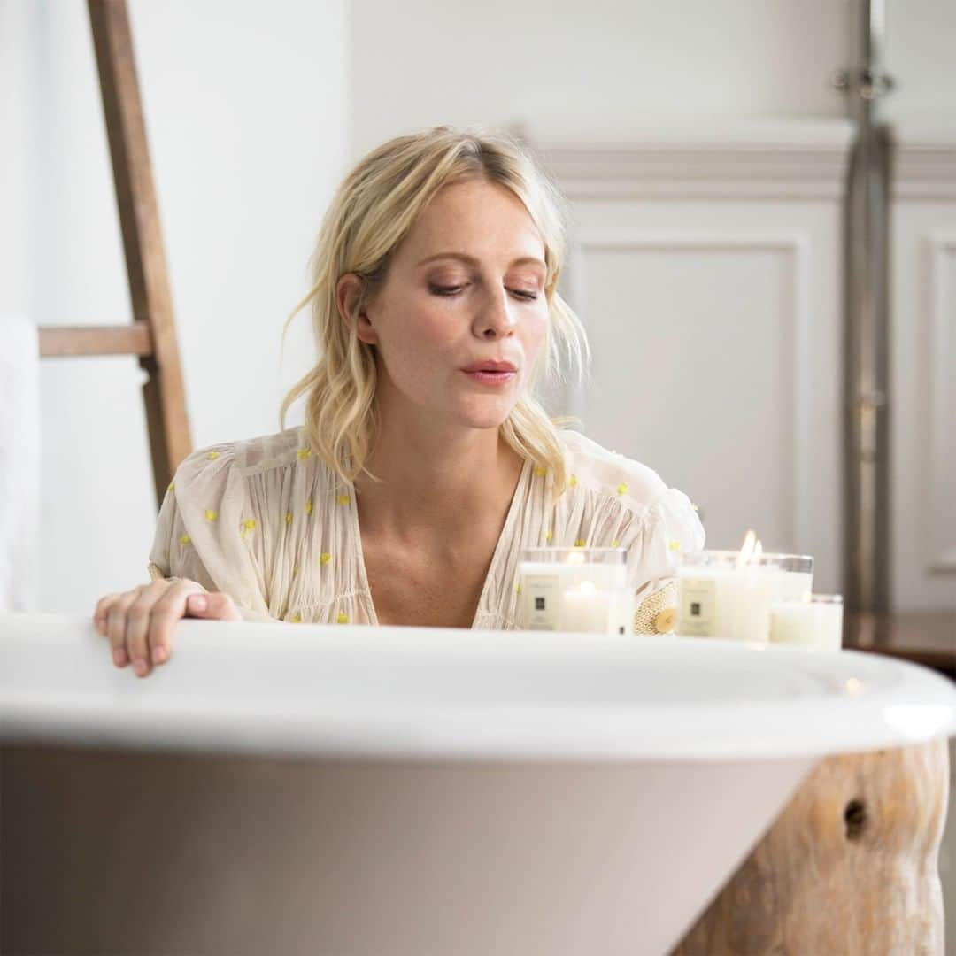 Jo Malone Londonさんのインスタグラム写真 - (Jo Malone LondonInstagram)「Make it a fragrant Friday with a scented soak and a carefully-chosen candle pairing, just like @poppydelevingne. #FragranceCombining #ScentPairing」8月31日 1時01分 - jomalonelondon