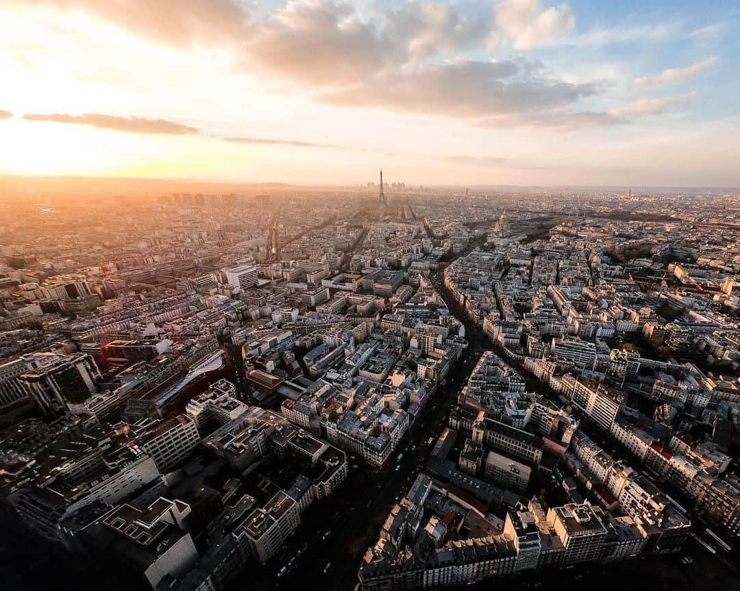 goproさんのインスタグラム写真 - (goproInstagram)「Photo of the Day: Name the city. 📷 @davide_ardovino • • • @GoProFR #GoProFR #GoPro #GoProTravel #FridayFeeling #EiffelTower」8月31日 1時01分 - gopro