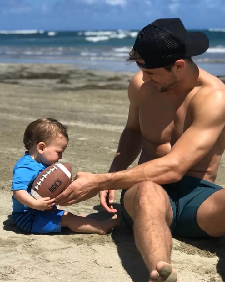 ジョジョ・フレッチャーのインスタグラム：「ITS THIS CUTIES BIRTHDAY TODAY!!! Happy Birthday to my sweet, funny, crazy, fiancé @jrodgers11!! I had the biggest smile on my face putting this together bc it just reminded me of how much fun we have together, how great of a husband & father you will be, and especially all the love there is between us. Next years birthday I’ll be calling you my hubby... ahhh, I can’t wait ❤️ HBD love, I’m coming for you!! ✈️」