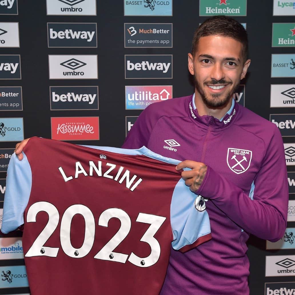 マヌエル・ランシニのインスタグラム：「I want to inform you that I am very happy to extend my contract with the club that opened its doors, in which I feel very comfortable and happy. I always hope to do my best for you and the club. thanks for everything. I love you fans ⚒ #COYI」