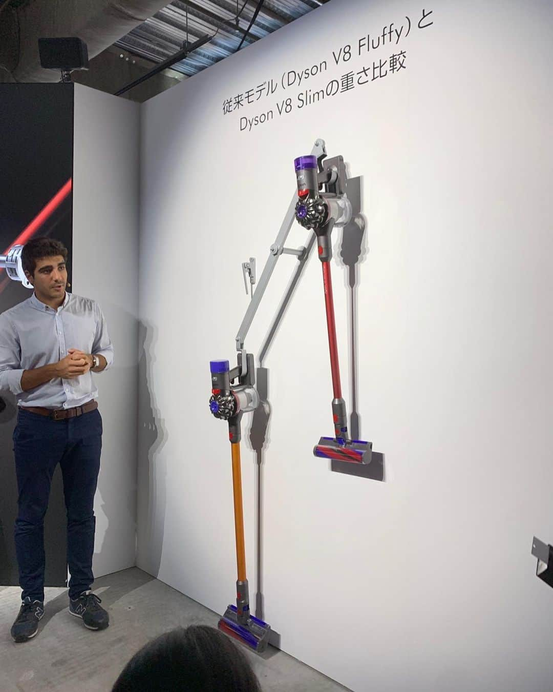 春名亜美さんのインスタグラム写真 - (春名亜美Instagram)「dyson v8 slimの新商品発表会へご招待頂き、行ってきました🌿 dysonへビーユーザーな我が家！ 掃除機なんて3つもある😂ドライヤーももちろんdyson。 なので、新商品には興味津々でした👀✨ トークセッションで、dysonのエンジニアさんがv8 slimについて、色々と細かくお話してくれたのですが、今回のv8 slimは「小型化・軽量化」と「吸引力」のバランスが最適！！！ 軽いのに、吸引力があるところをしっかりと見せつけられました 笑 そして、さらにビックリしたのが、音！！ 音が静かなdyson掃除機に戸惑ってしまった😳  軽くてコンパクトなdysonはやはり、ママにとっては有難い😊  dysonの組み立てをしたり、 ミニチュアブースがあったり、すごく楽しかった🥰 ・ ・ ・ #ダイソンな暮らし #dysonv8slim #ダイソンv8スリム #dyson #PR」8月31日 1時05分 - amiharunaami