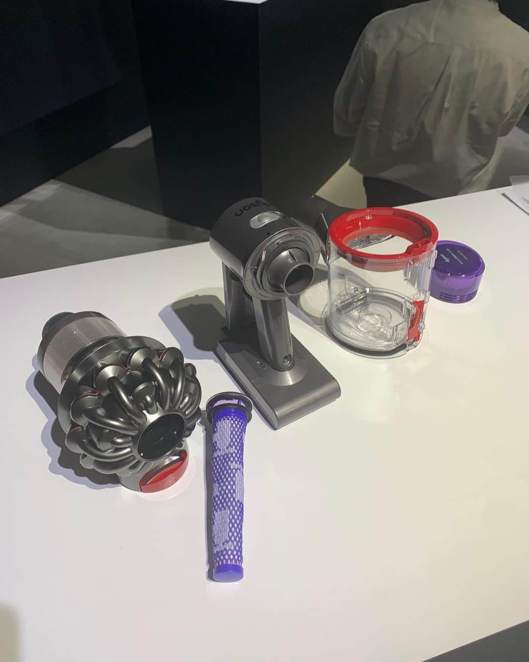 春名亜美さんのインスタグラム写真 - (春名亜美Instagram)「dyson v8 slimの新商品発表会へご招待頂き、行ってきました🌿 dysonへビーユーザーな我が家！ 掃除機なんて3つもある😂ドライヤーももちろんdyson。 なので、新商品には興味津々でした👀✨ トークセッションで、dysonのエンジニアさんがv8 slimについて、色々と細かくお話してくれたのですが、今回のv8 slimは「小型化・軽量化」と「吸引力」のバランスが最適！！！ 軽いのに、吸引力があるところをしっかりと見せつけられました 笑 そして、さらにビックリしたのが、音！！ 音が静かなdyson掃除機に戸惑ってしまった😳  軽くてコンパクトなdysonはやはり、ママにとっては有難い😊  dysonの組み立てをしたり、 ミニチュアブースがあったり、すごく楽しかった🥰 ・ ・ ・ #ダイソンな暮らし #dysonv8slim #ダイソンv8スリム #dyson #PR」8月31日 1時05分 - amiharunaami