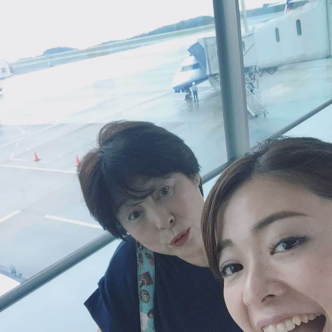 大山百合香さんのインスタグラム写真 - (大山百合香Instagram)「2019.8.29 広島→仙台空港へ🛫  広島の土砂降りでしたが、 仙台空港に着くと太陽が顔を出し 美しい青い空と海が迎えてくれました！ きっと晴れ女の珠美さんのおかげ✨ . そして、仙台に住んでいる親友との3年ぶりの再会！久々の再会なのに、いつもと変わらない感覚は、やはり親友だからか😂可愛い天使の子供達にもやっと会えて癒されました✨  距離なんて関係ない。 いつだって繋がってるね！ また会いにくるね！  大好きよ！  #仙台#親友#沖永良部島#牛タン最高#美味すぎてがっつく」8月31日 1時21分 - ohyamayurika