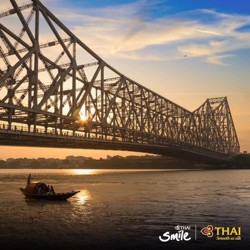 タイ航空さんのインスタグラム写真 - (タイ航空Instagram)「One of the most famous landmarks of Kolkata, Howrah Bridge is like the gateway to the city, and  also an iconic symbol of it as well as West Bengal. . #ThaiAirways #HowrahBridge #Kolka #India #FlyTHAItoIndia #FlyTHAItoKolkata」8月31日 1時28分 - thaiairways