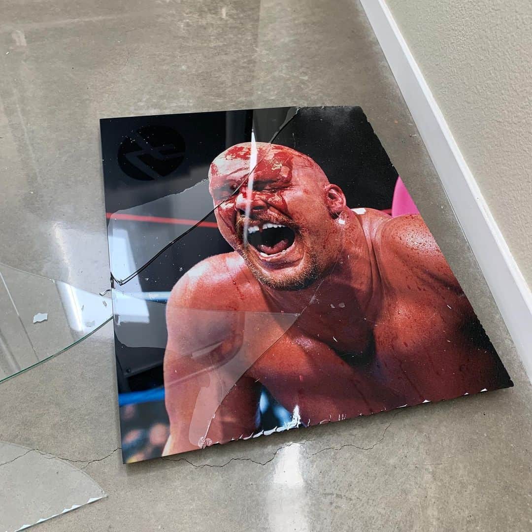 ストーン・コールド・スティーブ・オースチンのインスタグラム：「I was training legs this morning and knocked this picture off of a ledge. The glass frame broke.. So I put the weights down and crashed two cold ones together. Ready for the weekend.  F’N Friday!」