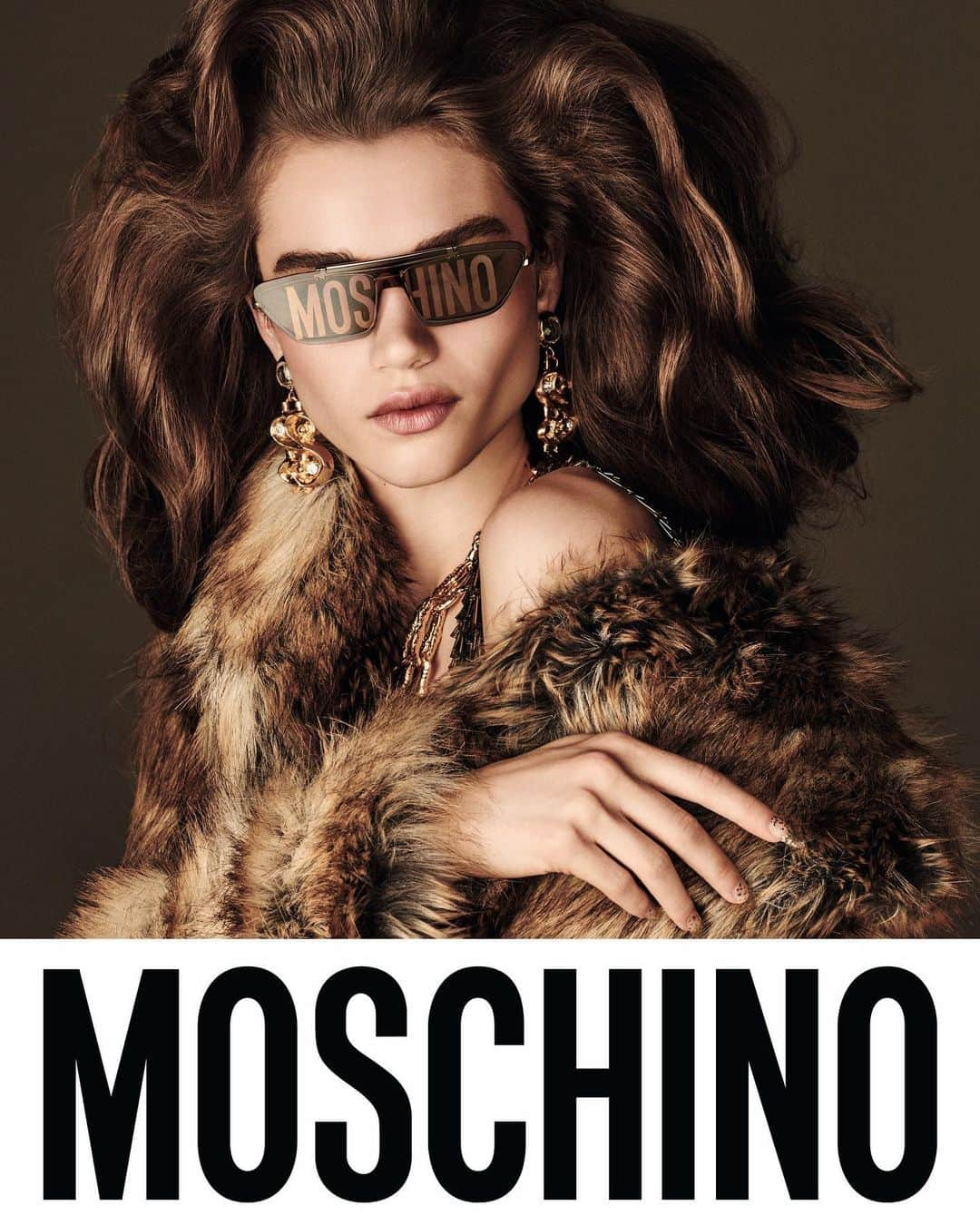 Moschinoさんのインスタグラム写真 - (MoschinoInstagram)「Moschino Milano @meghanroche photo @giampaolosgura #moschino @itsjeremyscott #moschinoeyewear #meghanroche」8月31日 1時31分 - moschino