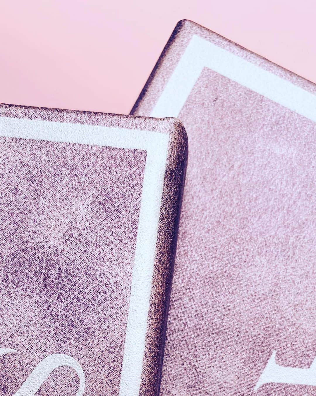 sananasのインスタグラム：「OMG WHAT IS THIS ?! J-6 ... Et ce n’est pas tout 🤫 #J-6 #CantWait」