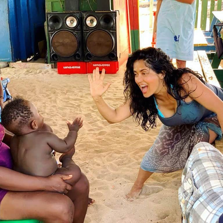 サルマ・ハエックさんのインスタグラム写真 - (サルマ・ハエックInstagram)「When you go to the beach and you fall in love with someone else’s baby! Cuando vas a la playa y te enamoras de un bebé que no es tuyo! 🤱🏻#baby #beach」8月31日 1時48分 - salmahayek