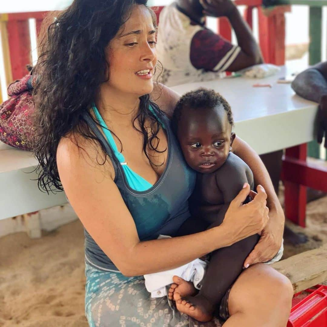 サルマ・ハエックさんのインスタグラム写真 - (サルマ・ハエックInstagram)「When you go to the beach and you fall in love with someone else’s baby! Cuando vas a la playa y te enamoras de un bebé que no es tuyo! 🤱🏻#baby #beach」8月31日 1時48分 - salmahayek