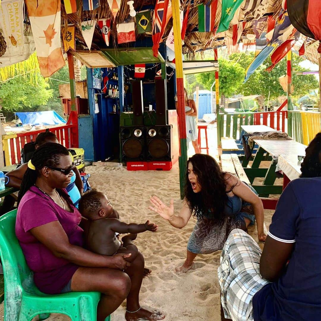 サルマ・ハエックさんのインスタグラム写真 - (サルマ・ハエックInstagram)「When you go to the beach and you fall in love with someone else’s baby! Cuando vas a la playa y te enamoras de un bebé que no es tuyo! 🤱🏻#baby #beach」8月31日 1時48分 - salmahayek