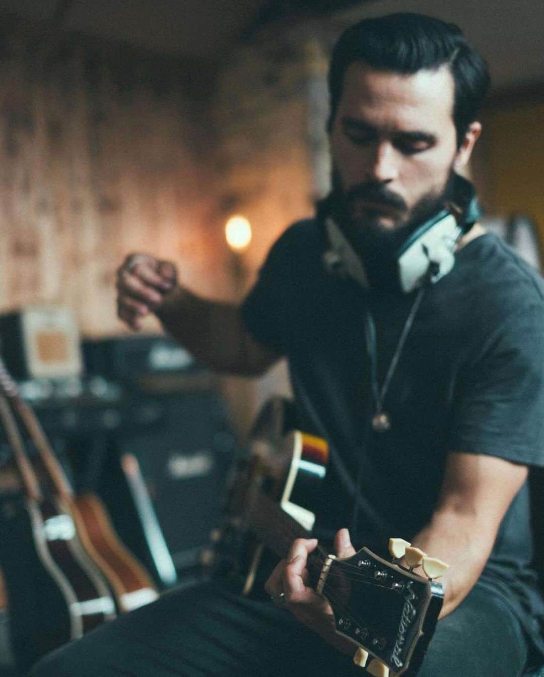 マイケル・マラーキーのインスタグラム：「LIMITED VIP Ticket Upgrades are available TODAY for the Michael Malarkey 2020 European Tour! VIP Upgrade includes:  MEET & GREET & PICTURE WITH MICHAEL, Q&A WITH MICHAEL, EXCLUSIVE TOUR POSTER & TOUR LANYARD. Must purchase ticket in addition to upgrade! LINK IN BIO... ・・・ Dates and cities below. See you on the road! ・・・ Jan 09 UK Manchester, Deaf Institute Jan 10 UK London, Bush Hall Jan 11 FRA Paris, Cafe La Danse Jan 13 BEL Antwerp, Zappa Jan 14 HOL Amsterdam, Melkweg Jan 15 GER Cologne, Luxor Jan 17 DEN Copenhagen, Little Vega Jan 18 SWE Stockholm, Nalen Klubb Jan 19 NOR Oslo, Parkeateret Jan 21 GER Hamburg, Nochtspeicher  Jan 22 GER Frankfurt, Das Bett Jan 23 GER Berlin, Bi Nuu Jan 24 POL Warsaw, Proxima Jan 25 CZE Prague, Roxy Jan 27 HUN Budapest, Durer Kert  Jan 28 AUT Graz, Orpheum Jan 29 SLOV Bratislava, Randal Club  Jan 31 ITA Milan, Gate Feb 01 GER Munich, Strom Feb 03 UKR Kiev, Caribbean Club Feb 05 RUS Moscow, 16 Tons Feb 06 RUS St Petersburg, The Place Feb 07 SPA Barcelona, Antiga Fabrica Estrella Damm Feb 08 SPA Madrid, Moby Dick ・・・ 📷 @taylorvancleavephotography」