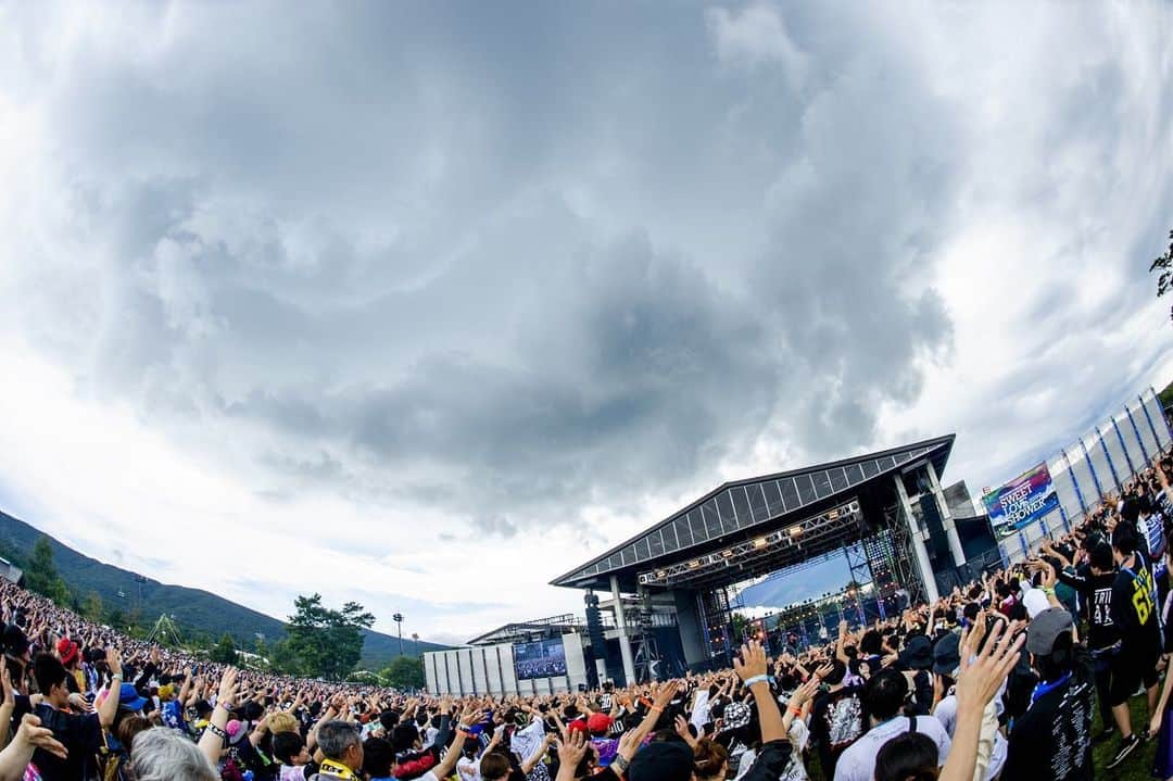 HIROSHIさんのインスタグラム写真 - (HIROSHIInstagram)「SWEET LOVE SHOWER 2019 雨降らんで良かった！ 集まってくれたみんなほんまありがとう!!!!! @ninjajon  #ラブシャ #rottengraffty #ロットン #モンスターグラフティープレートが売れますように #高いけど #宣伝してあげてね」8月31日 1時42分 - hirorinq