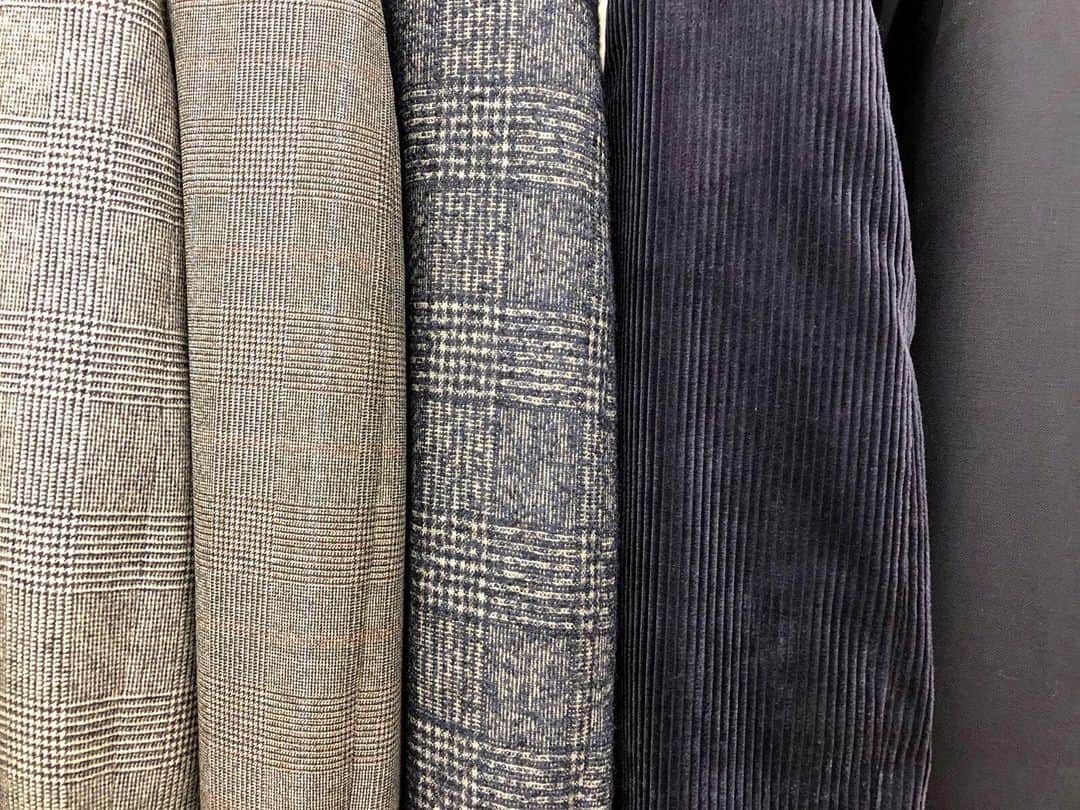 チェスターバリーのインスタグラム：「It’s official, our AW19 collection is finally launching! To further whet your appetite, we thought we’d share one final sneak peak of some of the luxurious fabrics, prints and colour palettes to come. Check out the Chester Barrie website for the full reveal… . . . #ComingSoon #AW19 #AutumnWinter19 #Autumn #Winter #NewIn #New #ShopTheLook #CBstyle #TailoredToFit #SavileRow #MenWithStyle#Fashion #MensStyle #Style #ChesterBarrie #Tailoring #Menswear #Jacket #MensFashion #BritishFashion #MensLifestyle #London #NewCollection#Flannel #Cloths #Tweed #Fabric」