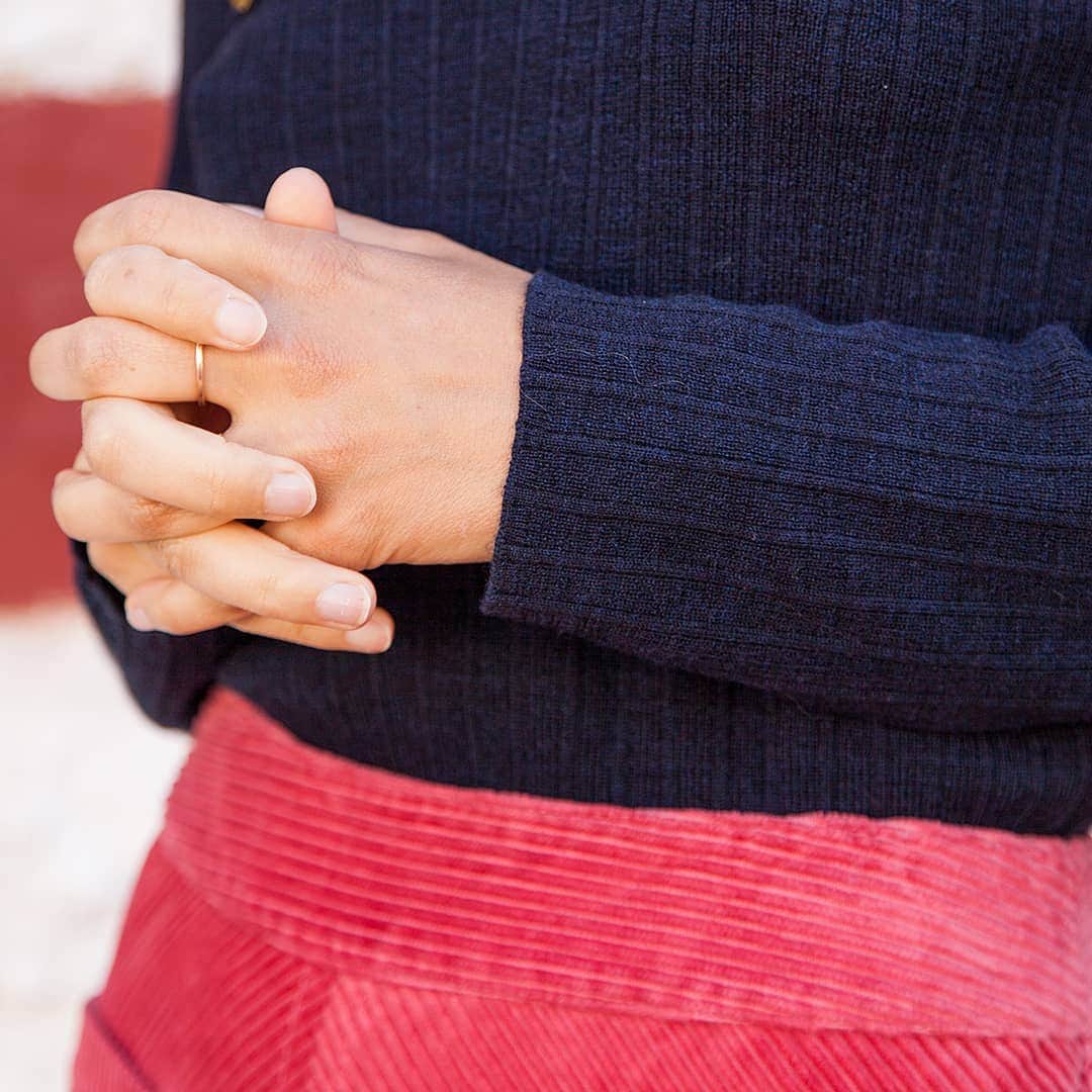 ベンシモンのインスタグラム：「COMING SOON Qui dit rentrée dit nouvelle capsule! et dit aussi matières naturelles, douces et soyeuses, sélectionnées avec soin par notre atelier pour durer 🕊 Capsule Back to school en ligne dès mercredi ✨ ​🇬🇧 COMING SOON Our new capsule and its natural, soft and silky materials, carefully selected by our workshop to last 🕊 Back to school capsule collection online on Wednesday ✨ #bensimon #aw19 #newin #backtoschool」